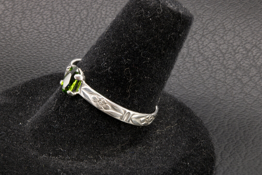 Chrome Diopside oval facet set in a sterling silver flower ring band right side photo