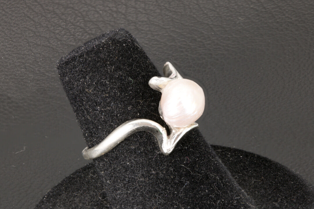 Cultured Pearl set in a star sterling silver ring band left photo