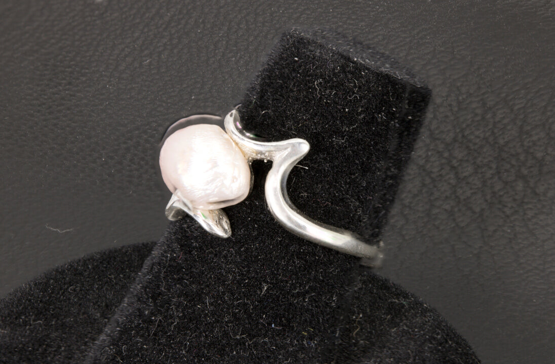 Cultured Pearl set in a star sterling silver ring band right photo